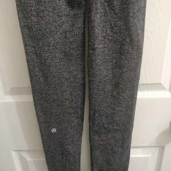 Lululemon size 4 High rise grey leggings - Picture 4 of 7